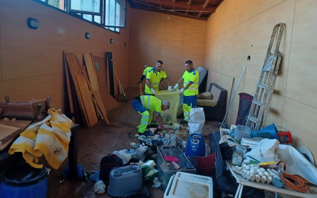 Operarios del Servicio Municipal de Limpieza actúan en el desalojo del Aula de Naturaleza Fuente Morales