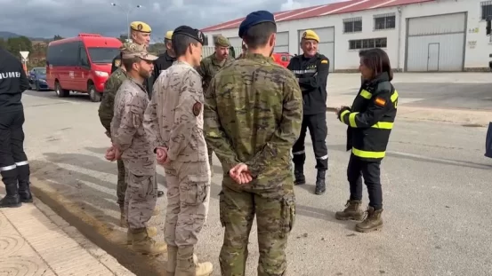 Robles visita a los militares que trabajan en la zona de la dana y les agradece su labor