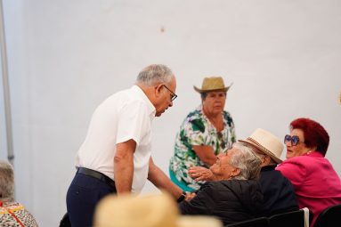 080124 casimiro-curbelo-saludando-en-un-encuentro-con-mayores-de-la-gomera