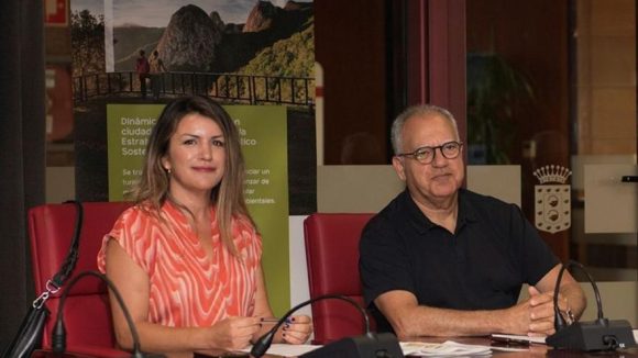 140125 Casimiro Curbelo, presidente del Cabildo de La Gomera, y María Isabel Méndez, consejera insular de Comercio y Consumo