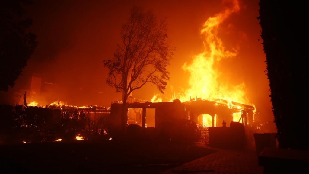 Avance en control de incendios de Los Ángeles, pero el saldo de víctimas podría aumentar