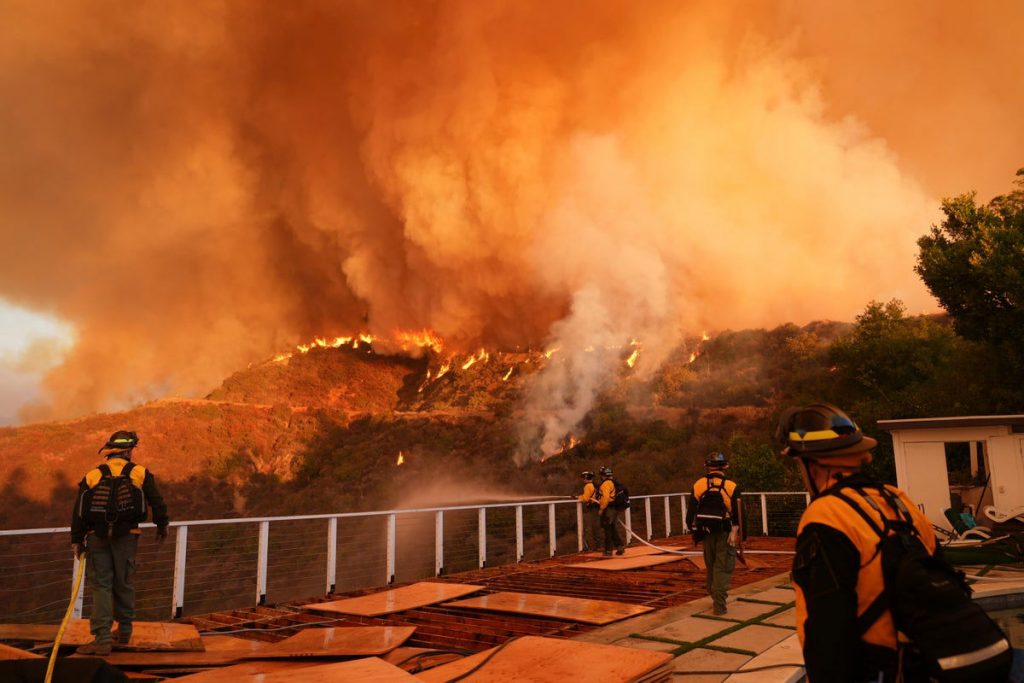 Bomberos bregan contra incendios de Los Ángeles con temor por fuertes vientos previstos