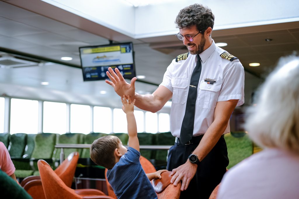 Capitán saludando a un pasajero en Fred. Olsen Express (1)