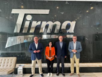 Carolina Darias junto a Javier Suárez (presidente de Tirma), Virgilio Correa (director general) y Mauricio Roque.