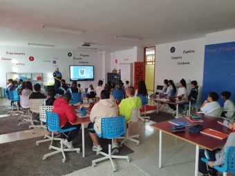 Charla en un colegio por agentes de la UPAL de la Policía Local