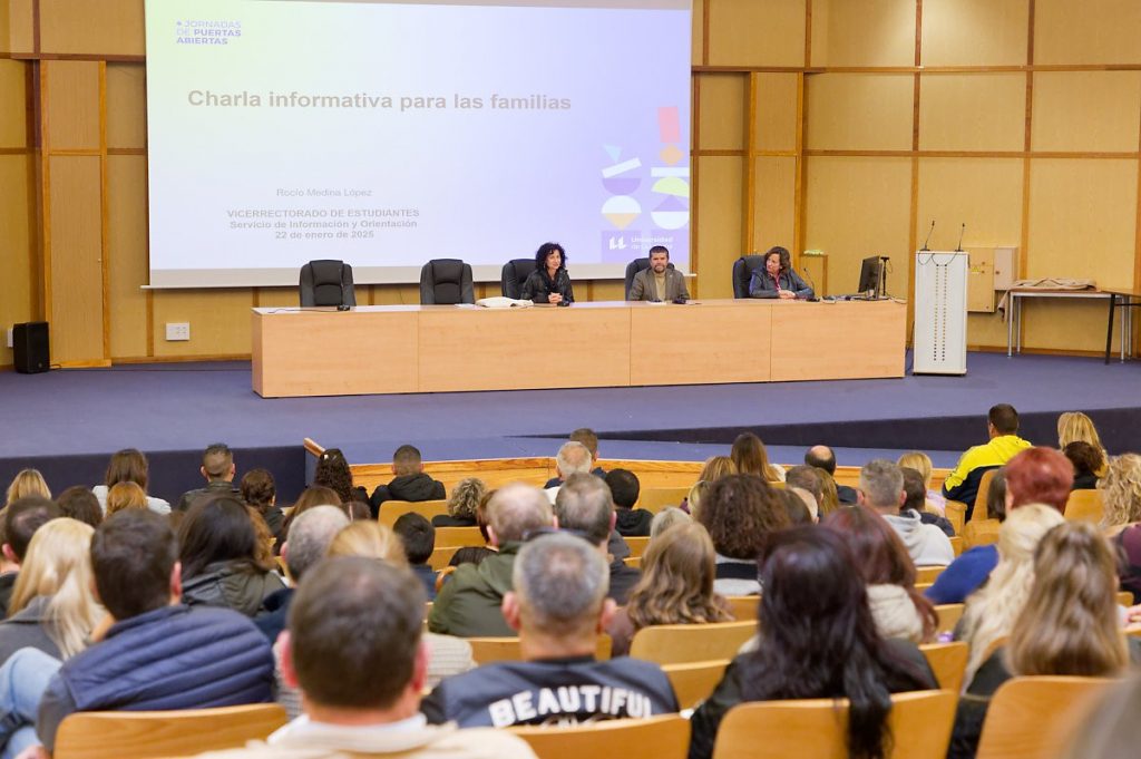 Charla familias-vicerrectra-rector-asesora juridica