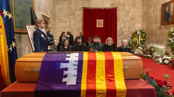 Cientos de personas honran a Francesc Antich en la capilla ardiente en la sede del Govern