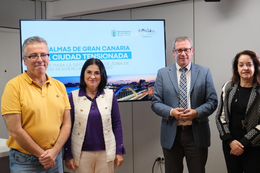 Darias y Mauricio Roque junto a técnicos municipales durante la presentación de las conclusiones del informe que acredita que LPGC puede ser declarada zona tensionada.