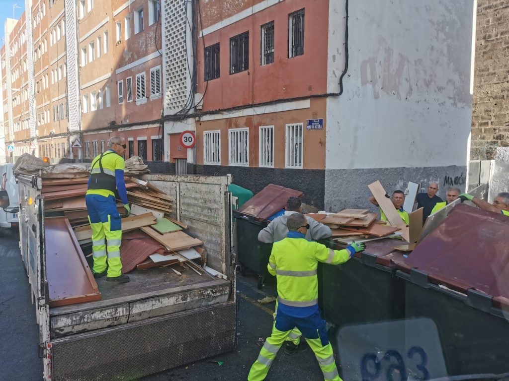 El Ayuntamiento retira más de 4.000 kilos de residuos en vertidos del barrio de San Francisco (1)