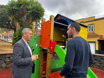 El concejal Fran Hernández en el parque infantil Las Gavias