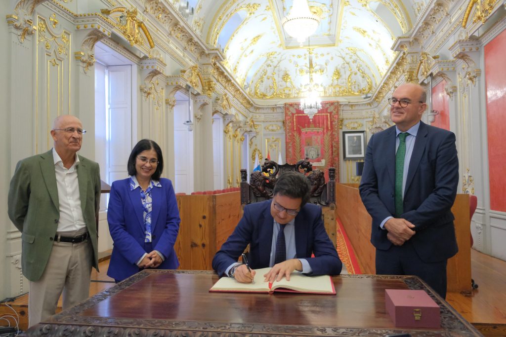 El ministro Óscar López firma el libro de honor de las Casas Consistoriales