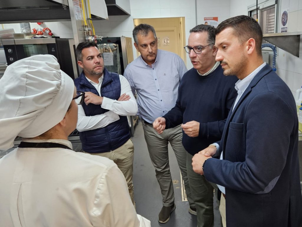 FOTO. Poli Suárez visita el CEIP La Destila (1)