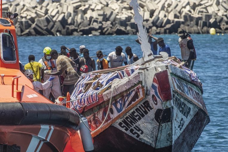 Llega un tercer cayuco a El Hierro con 205 migrantes y está en marcha un cuarto rescate