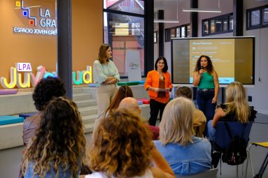 La alcaldesa, Carolina Darias, durante la presentación de las jornadas 'Mente Influencer' en La Grada