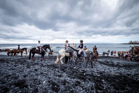 Más de cien caballos acompañan a San Sebastián en su entrada al mar