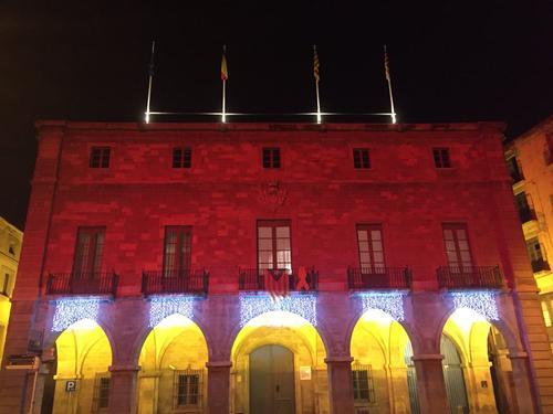 Medio centenar de edificios se iluminan de rojo en Cataluña en apoyo a donación de sangre