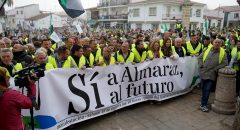 Miles de personas muestran su oposición al cierre de la central nuclear de Almaraz