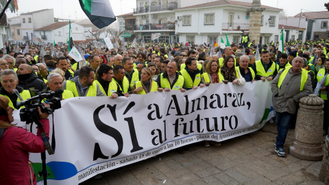 Miles de personas muestran su oposición al cierre de la central nuclear de Almaraz