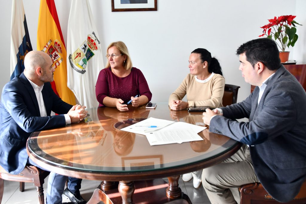 Yuban Martel y Josué Pulido, de Meeting Point, con Elena Álamo y Esther Delgado, responsables de la Concejalía de Igualdad (2)