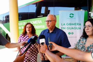 030225 Casimiro Curbelo, presidente del Cabildo - Inma Padrón (izq.), gerente de GuaguaGomera - Cristina Ventura (dcha.), consejera insular de Movilidad