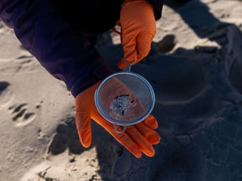 Detectan pelets en varias playas de O Barbanza (A Coruña) y la Xunta inicia un seguimiento