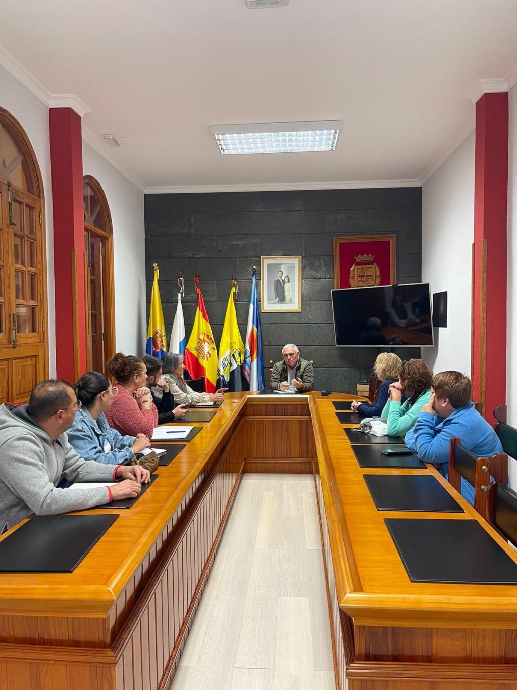 El Ayuntamiento de La Aldea se reuìne con la comisioìn de fiestas de los barrios del municipio