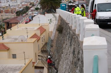 El Ayuntamiento refuerza un muro de mampostería en el paseo de San Antonio