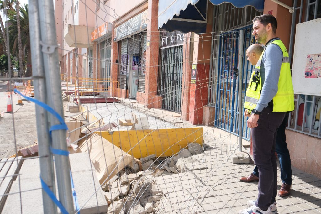 El Ayuntamiento repavimenta más de 120 metros de acera en el barrio de El Pilar 3