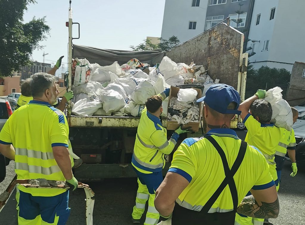 El Ayuntamiento retira más de 3.000 kilos de escombros en vertidos de Zárate y Salto del Negro