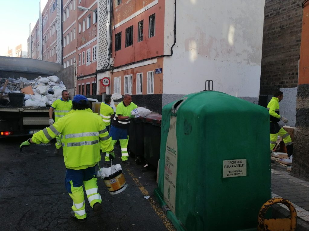 El Ayuntamiento retira otros 5.000 kilos de escombros en una actuación en San Nicolás y San Francisco (1)