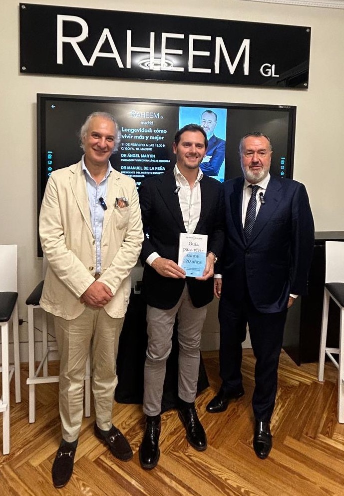 El Dr. Manuel de la Peña junto a Albert Rivera y el Dr. Ángel Martín.