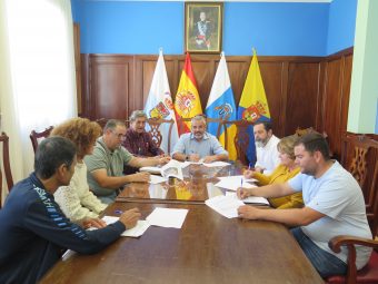 El alcalde, Alfredo Gonçalves Ferreira, y el concejal de Política Social, Alejandro Rivero, en la firma del convenio con los propietarios