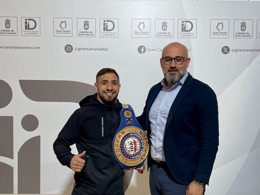 El consejero de Deportes, Aridany Romero, recibe al boxeador Samuel Carmona tras su reciente título europeo