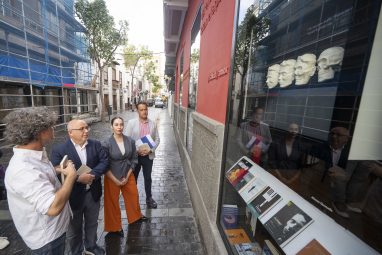 El creador Óscar Rodríguez explica sus diseños en los escaparates de La Librería en presencia de Morales, Medina y Sánchez (1)