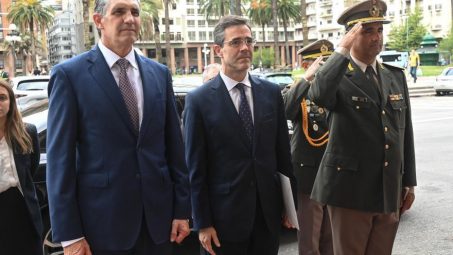 El nuevo embajador de España en Uruguay le entrega las cartas credenciales a Lacalle Pou