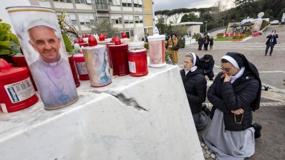 El papa pasó una noche tranquila y descansó tras su crisis respiratoria