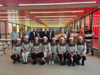 FOTO. Imagen de archivo de la inauguración del consejero de Educación, Poli Suárez, de un comedor en Agüimes (Gran Canaria) junto a personal laboral no docente