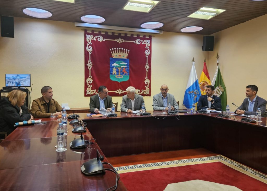 FOTO. Visita institucional de Poli Suárez al Cabildo de El Hierro (1) (1)