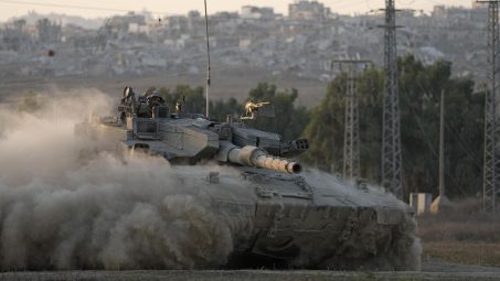 Israel moviliza una división de tanques y amplía su ofensiva militar contra Cisjordania