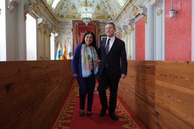 La alcaldesa, Carolina Darias, junto al presidente de Castilla-La Mancha, Emiliano García-Page