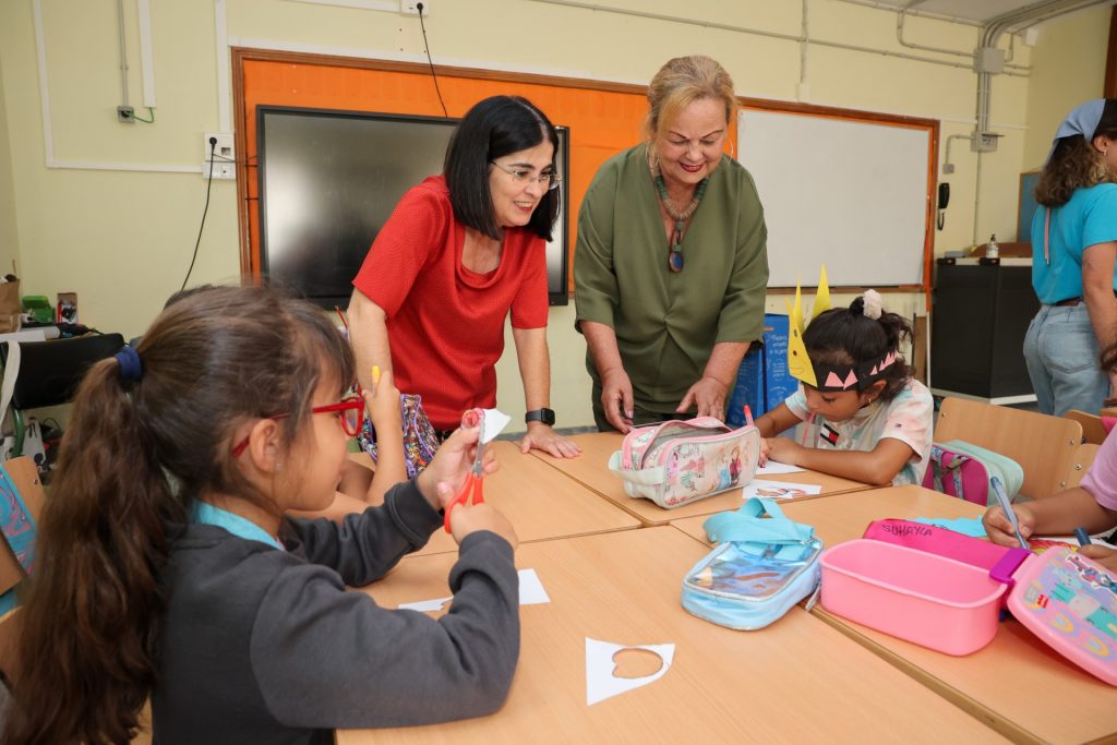 La alcaldesa, Carolina Darias, y la concejala de Educación, Nina Santana, en una imagen de archivo de una visita a un Campus de Verano