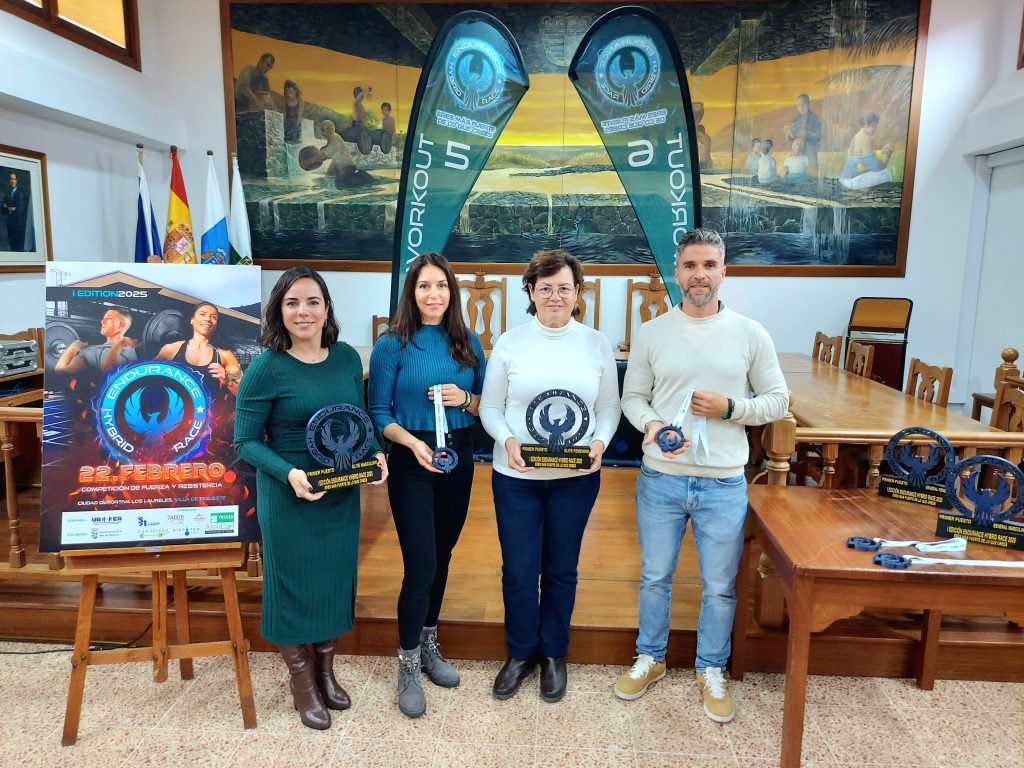 La alcaldesa y la edil de Deportes junto a los organizadores en la presentación