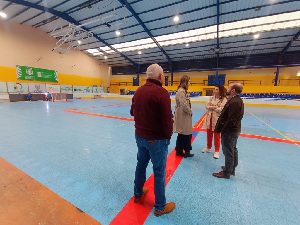 La concejala del Distrito Ciudad Alta, Betsaida González, junto a la concejala de Deportes, Carla Campoamor, en el pabellón García San Román