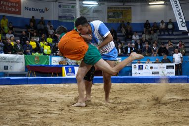 Las jovenes promesas de la lucha canaria brillan en las finales de la XLV Liga Cabildo de Gran Canaria 5