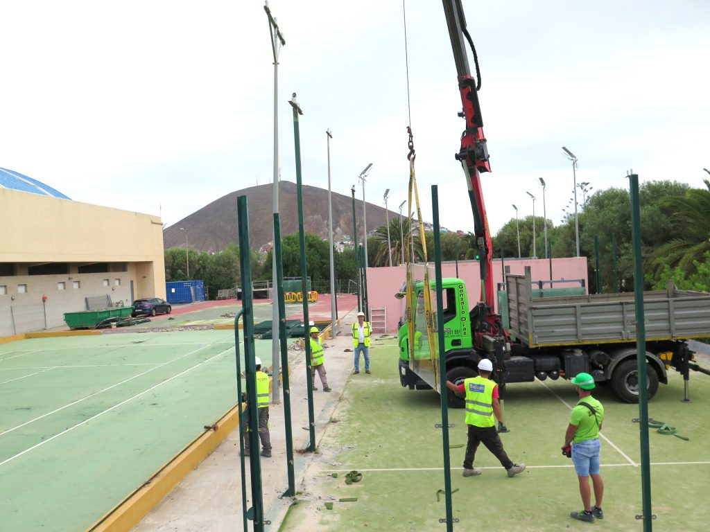 Las pistas de tenis y pádel de la ciudad deportiva, junto al pabellón, fueron derruidas antes del pasado verano