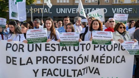 Los sindicatos médicos se manifiestan ante Sanidad para exigir un estatuto propio