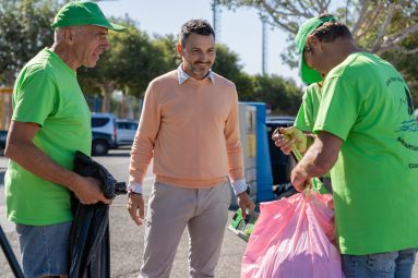 Los voluntarios y el concejal durante el peado de la basura