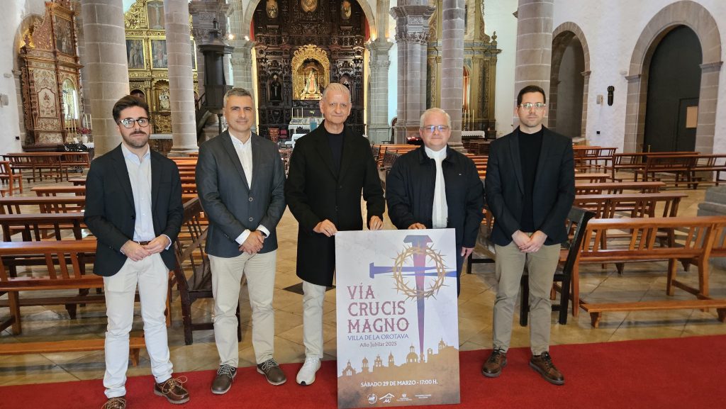 PRESENTACIÓN DEL VIA CRUCIS, DE IZQ JOSUHA RGEZ, NARCISO PÉREZ, ALCALDE, PÁRROCO, Y DAMIÁN RODRÍGUEZ AUTOR DEL CARTEL