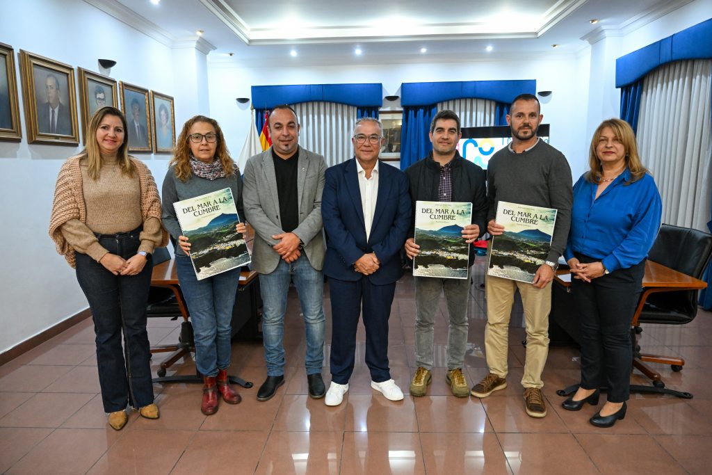 Peiró junto a concejales y directiva de las dos bandas en la entrega de la obra