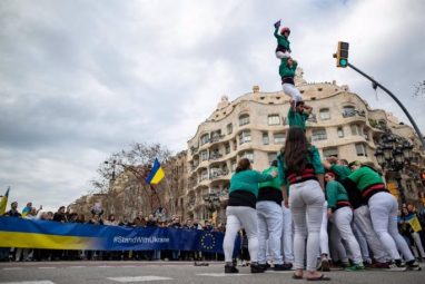 Unas 2.500 personas marchan en Barcelona en apoyo a Ucrania en el tercer año de la guerra